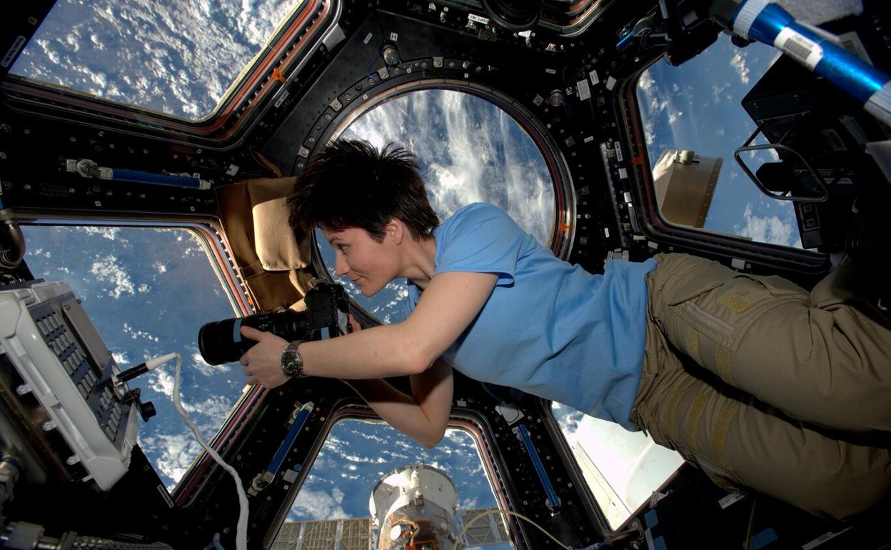 La astronauta Samantha Cristoforetti, de la Agencia Espacial Europea, en la Estación Espacial Internacional. 