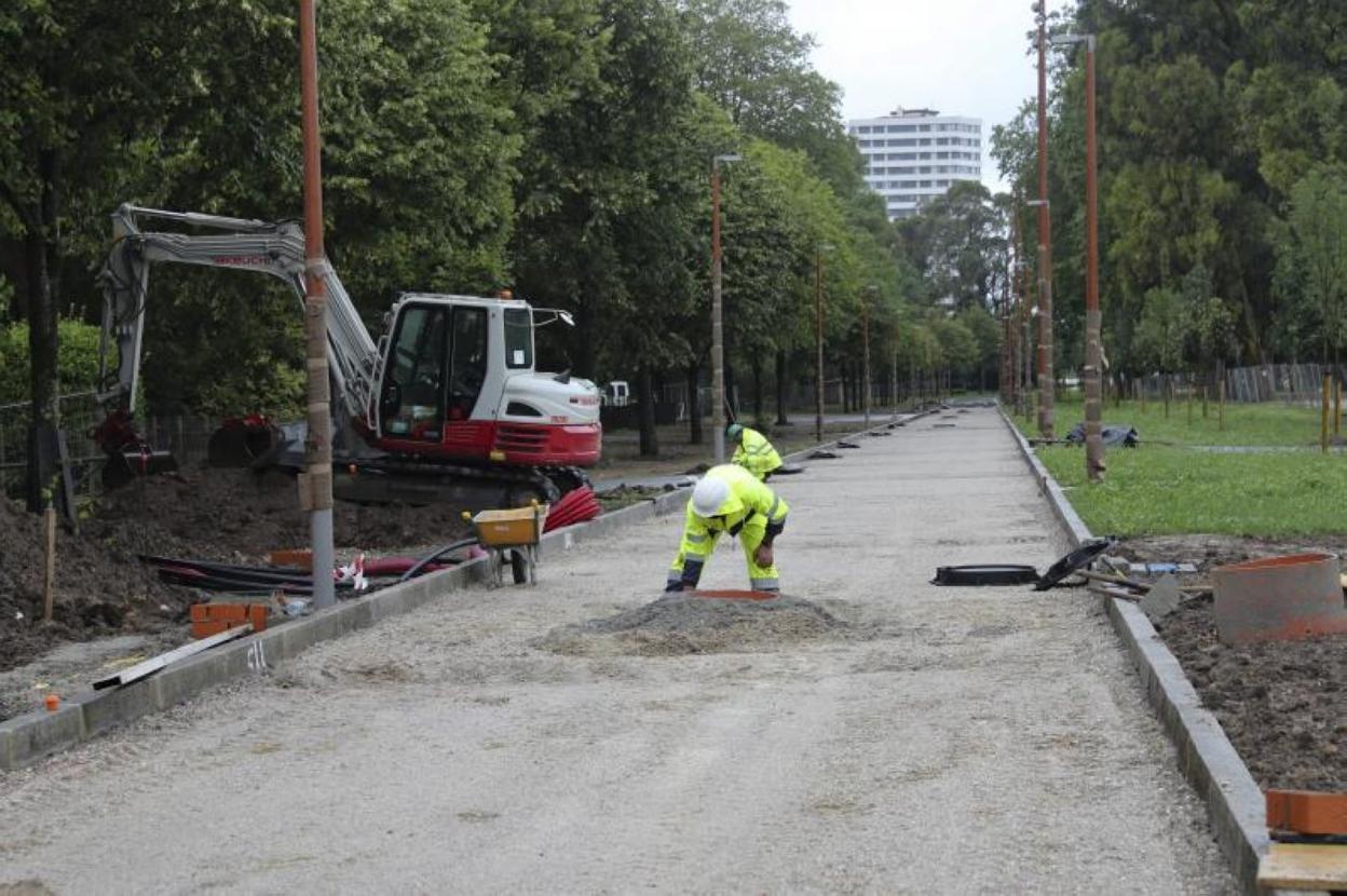 Operarios en el tramo pendiente de hormigonar de la avenida de El Molinón. 