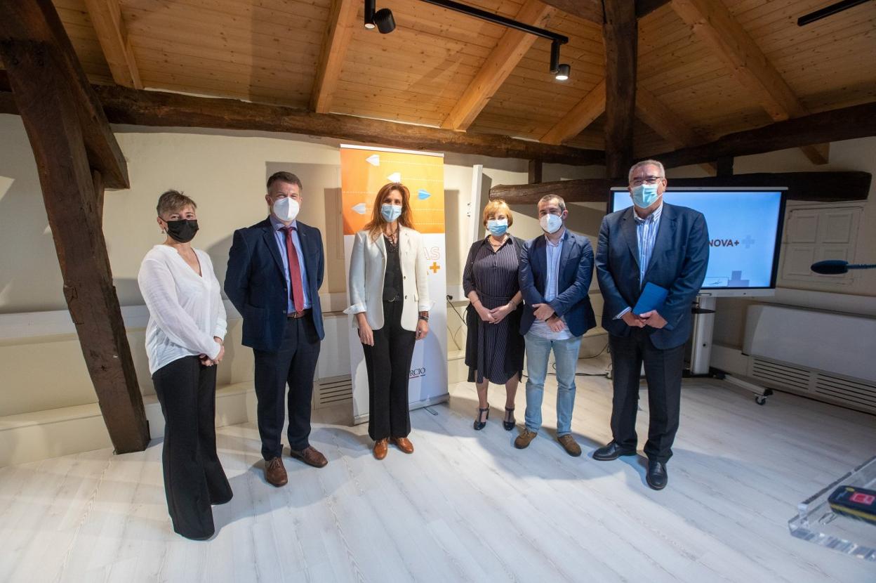 Cristina Tuero, Rafael González, Cristina Salazar, Mariví Monteserín, Manuel Campa y José María Urbano, en el Espacio Maqua durante la jornada de ayer. 