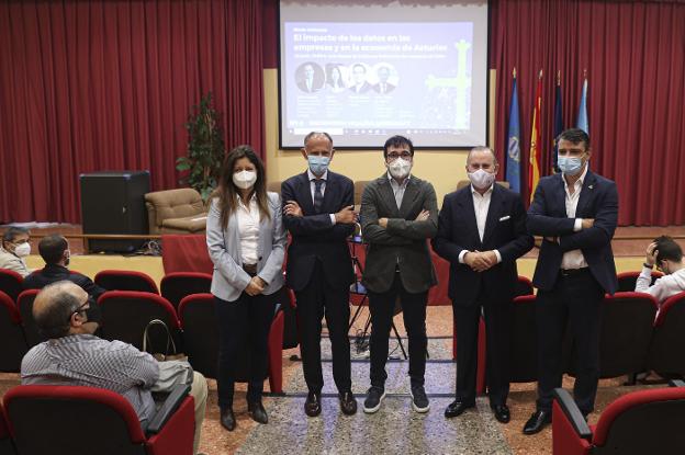 Sheila Méndez, Javier Sáenz de Jubera, Manuel Blanco, Pablo Junceda y Juan Carlos Campo, ayer, en la EPI, antes de la mesa redonda organizada sobre la implantación del nuevo grado. 