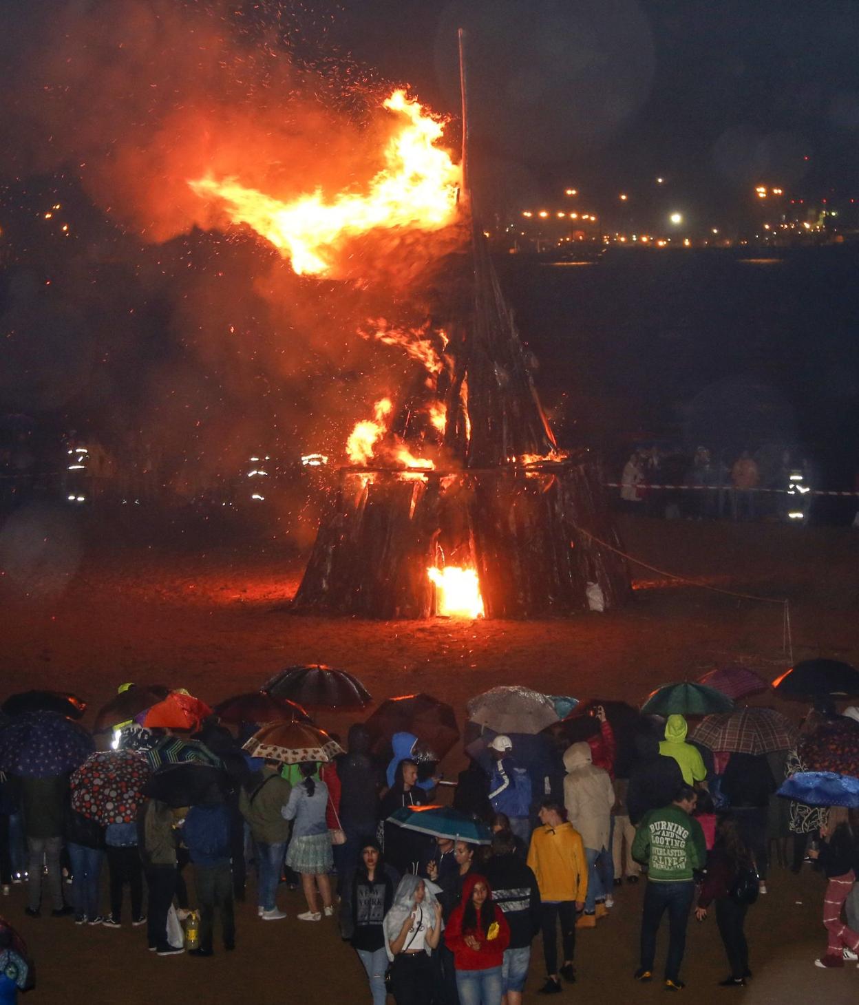 La última hoguera en Poniente, bajo la lluvia, en 2019. 