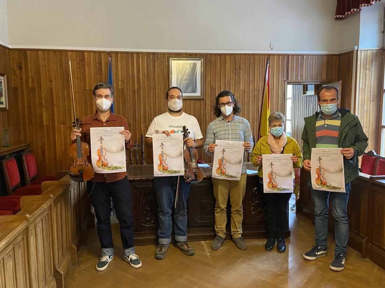 Rubén Bada, Dolfu Fernández, Rodrigo Joglar, Viri Iglesias e Iván Allende, ayer durante la presentación de las jornadas en Infiesto. 