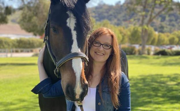 La directora de 'Spirit: Indomable' Elaine Bogan y su caballo Ziggy Stardust.