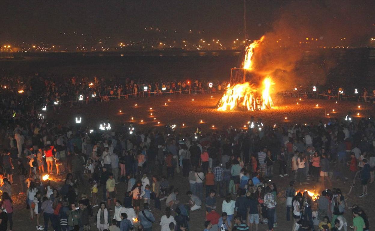 Hoguera de San Juan en la playa de Poniente
