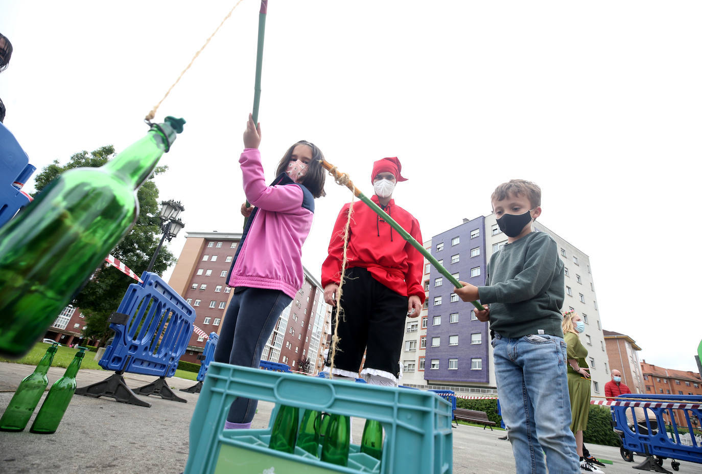 No hubo hogueras ni grandes aglomeraciones, pero los ayuntamientos asturianos quisieron celebrar San Juan de una manera diferente.