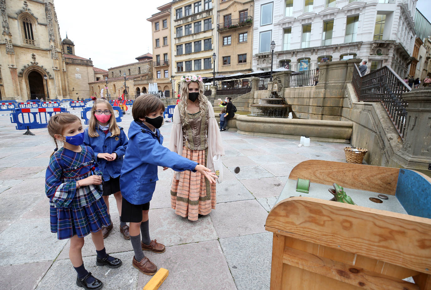 No hubo hogueras ni grandes aglomeraciones, pero los ayuntamientos asturianos quisieron celebrar San Juan de una manera diferente.