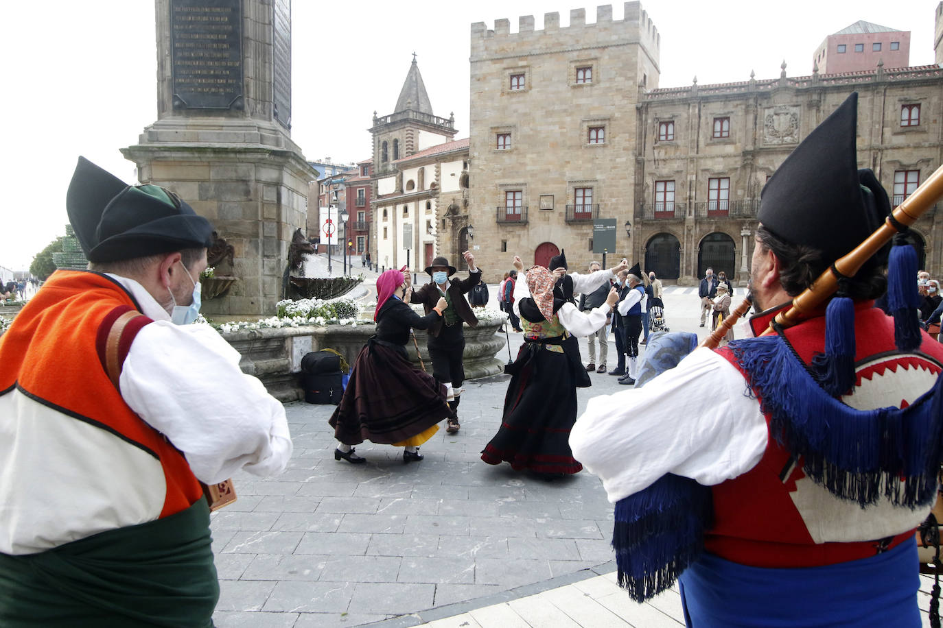 No hubo hogueras ni grandes aglomeraciones, pero los ayuntamientos asturianos quisieron celebrar San Juan de una manera diferente.