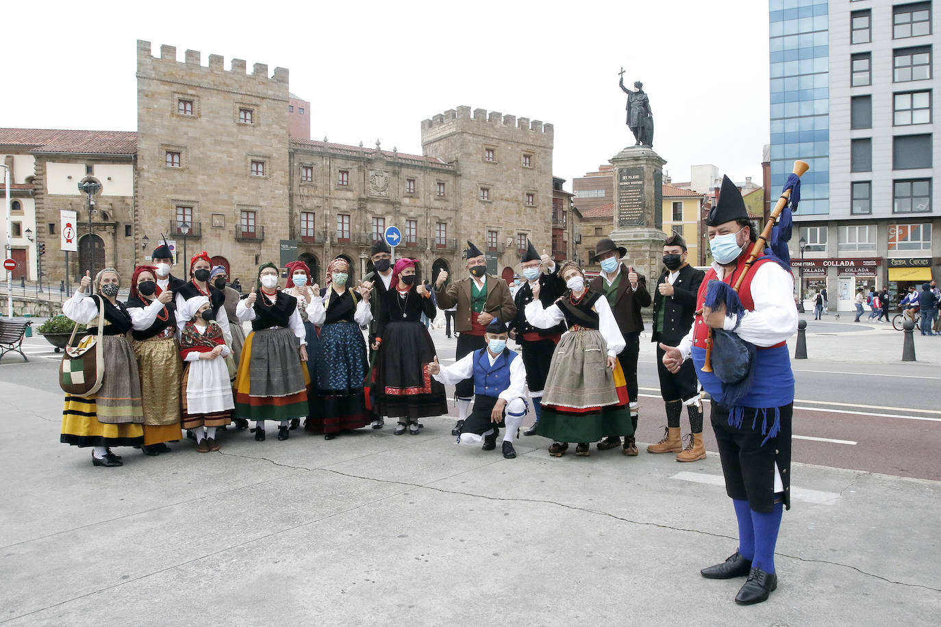 No hubo hogueras ni grandes aglomeraciones, pero los ayuntamientos asturianos quisieron celebrar San Juan de una manera diferente.