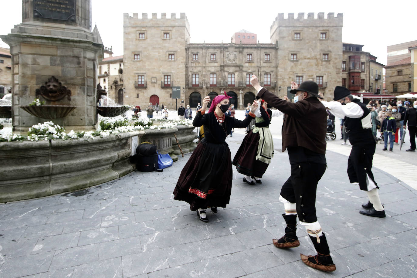 No hubo hogueras ni grandes aglomeraciones, pero los ayuntamientos asturianos quisieron celebrar San Juan de una manera diferente.