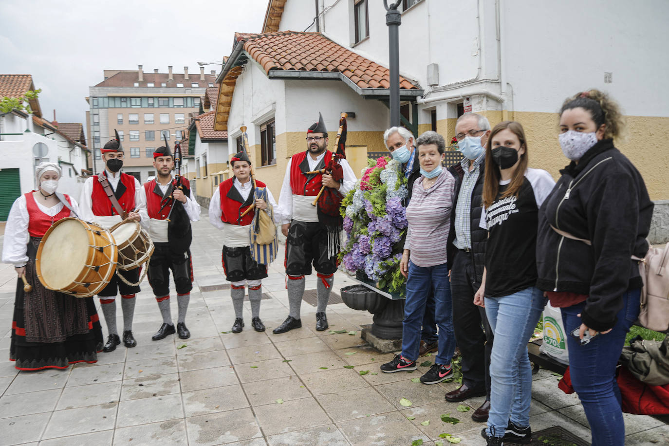 No hubo hogueras ni grandes aglomeraciones, pero los ayuntamientos asturianos quisieron celebrar San Juan de una manera diferente.