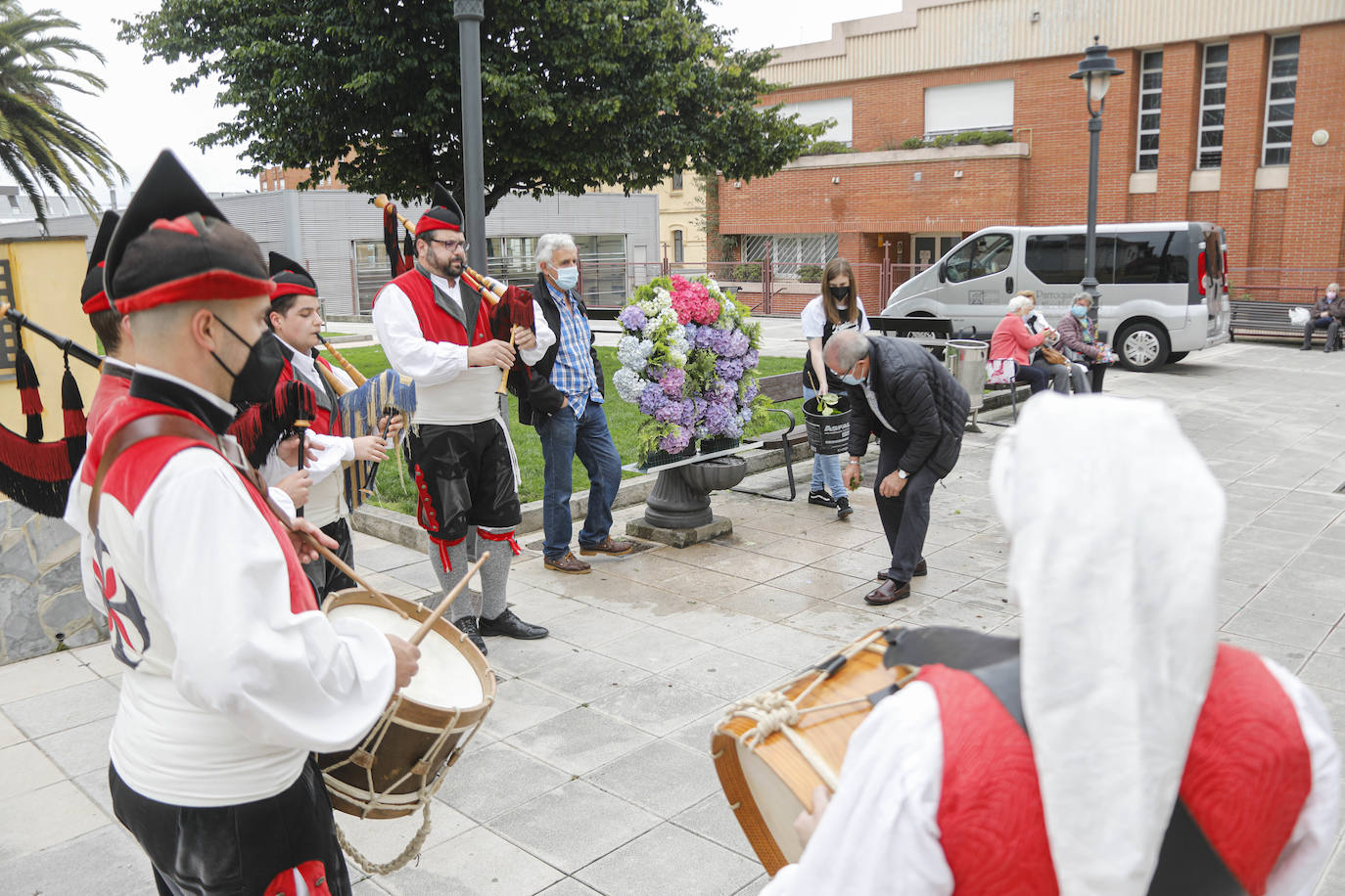 No hubo hogueras ni grandes aglomeraciones, pero los ayuntamientos asturianos quisieron celebrar San Juan de una manera diferente.