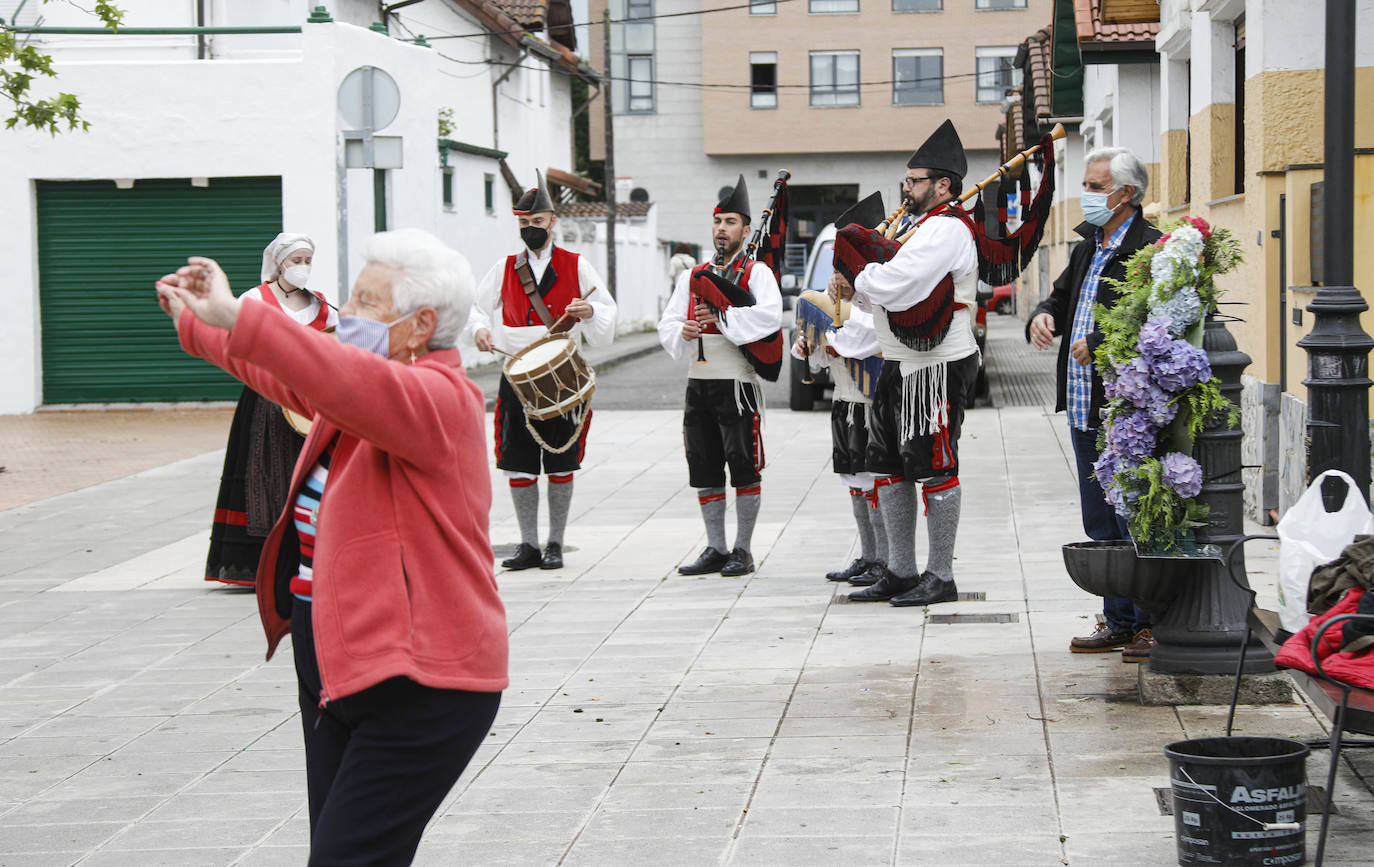 No hubo hogueras ni grandes aglomeraciones, pero los ayuntamientos asturianos quisieron celebrar San Juan de una manera diferente.