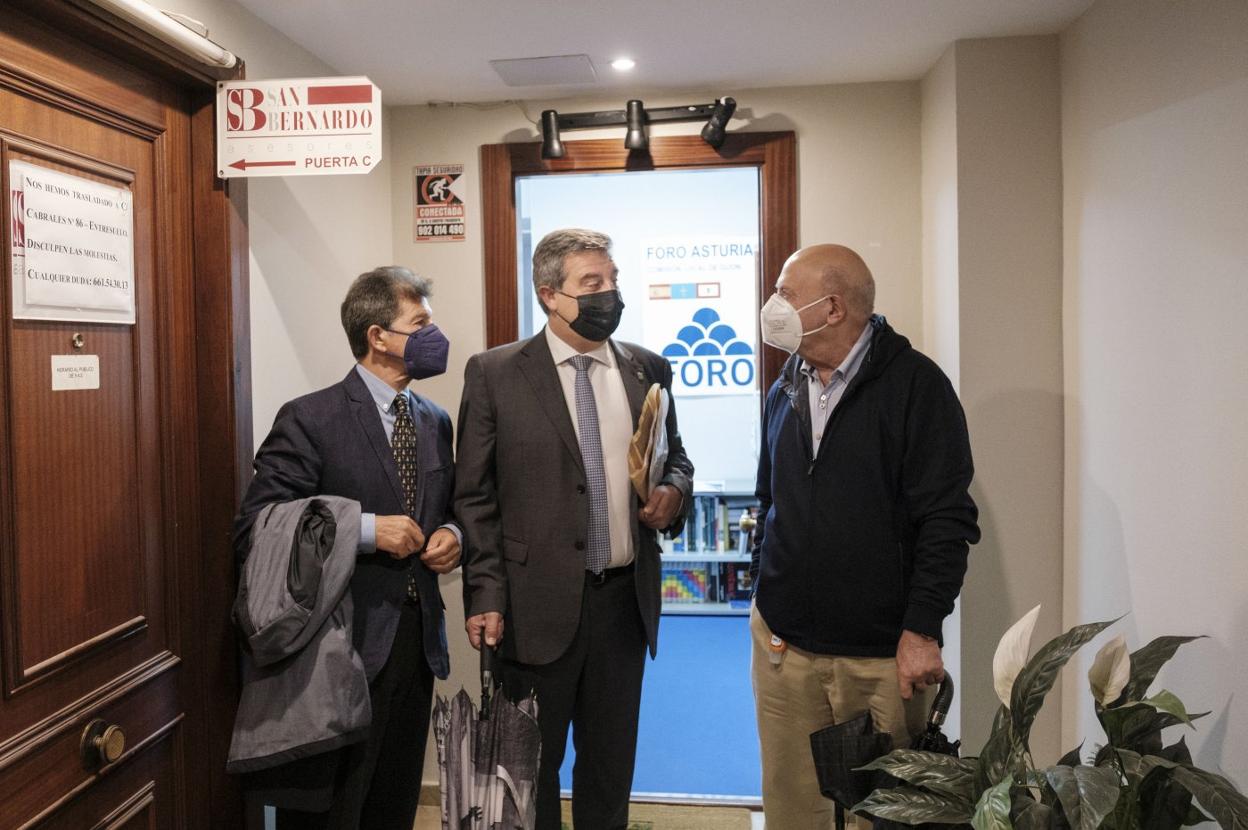 Aparicio, en el centro, tras formalizar su baja de Foro. 