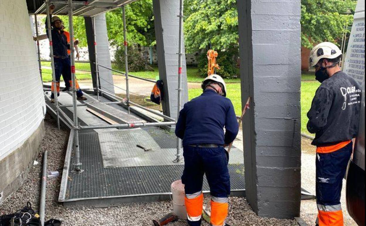 Operarios municipales realizan tareas de acondicionamento en el MUSI para su reapertura.