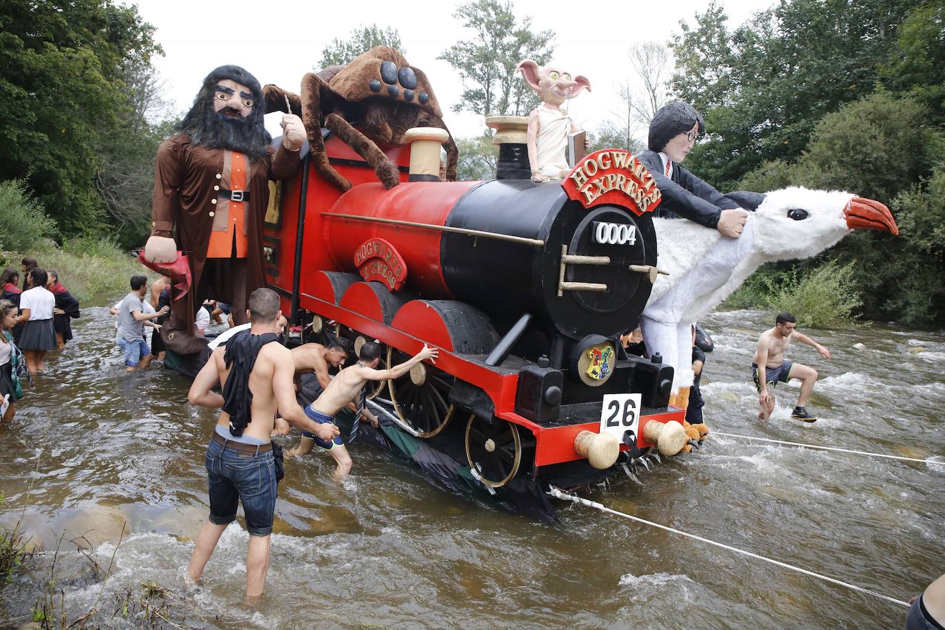 El río se viste de gala en el Descenso Folclórico del Nalón. Es un desfile acuático y de tono humorístico que se celebra en el río a su paso por el concejo de Laviana.