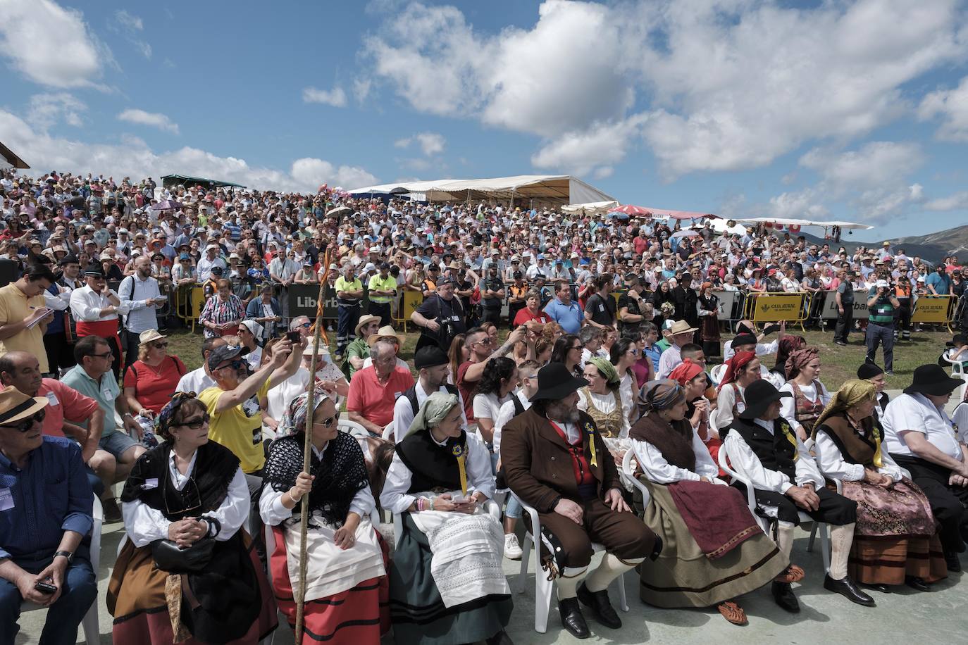 La Fiesta Vaqueira, también conocida como la Vaqueirada, se celebra en la braña de Aristébano, entre Tineo y Valdés. Es una de las fiestas más étnicas y originales de toda Asturias, un homenaje de la vida y costumbres de los Vaqueiros de Alzada. 