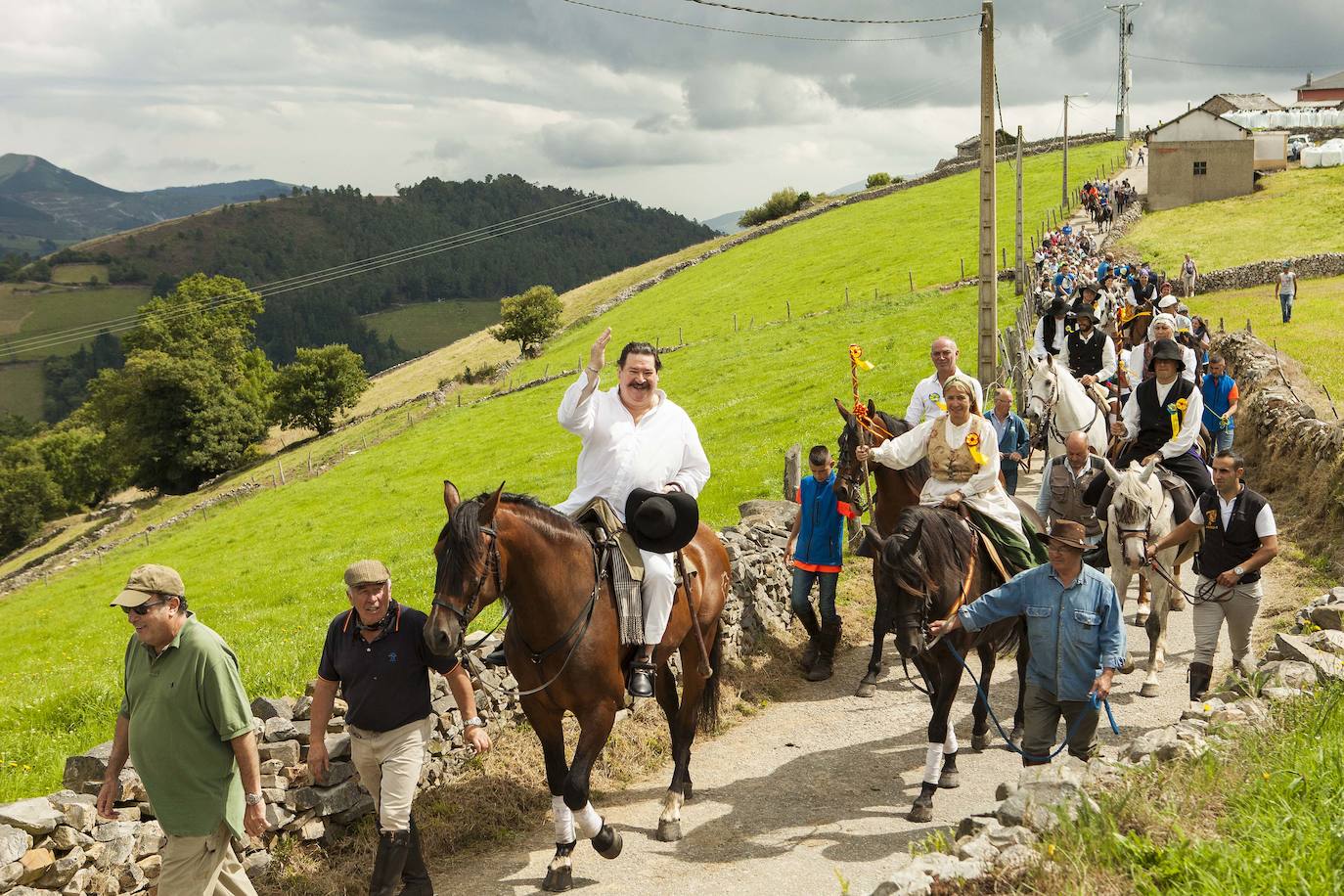 La Fiesta Vaqueira, también conocida como la Vaqueirada, se celebra en la braña de Aristébano, entre Tineo y Valdés. Es una de las fiestas más étnicas y originales de toda Asturias, un homenaje de la vida y costumbres de los Vaqueiros de Alzada. 