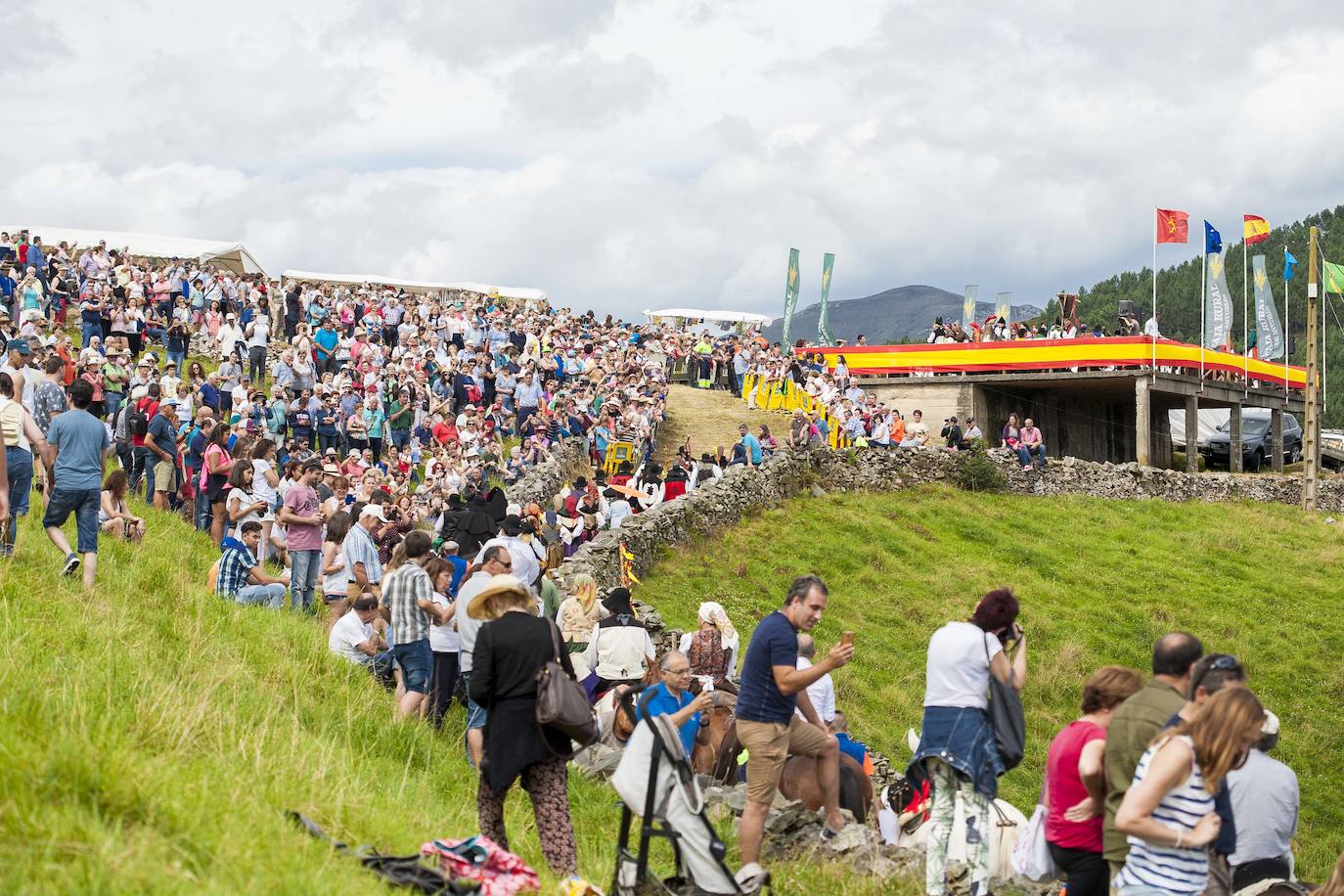 La Fiesta Vaqueira, también conocida como la Vaqueirada, se celebra en la braña de Aristébano, entre Tineo y Valdés. Es una de las fiestas más étnicas y originales de toda Asturias, un homenaje de la vida y costumbres de los Vaqueiros de Alzada. 