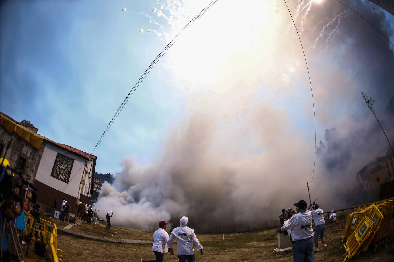 La Descarga es un homenaje a la Virgen del Carmen en forma de pólvora. La villa de Cangas del Narcea vibra con la descarga de voladores. 