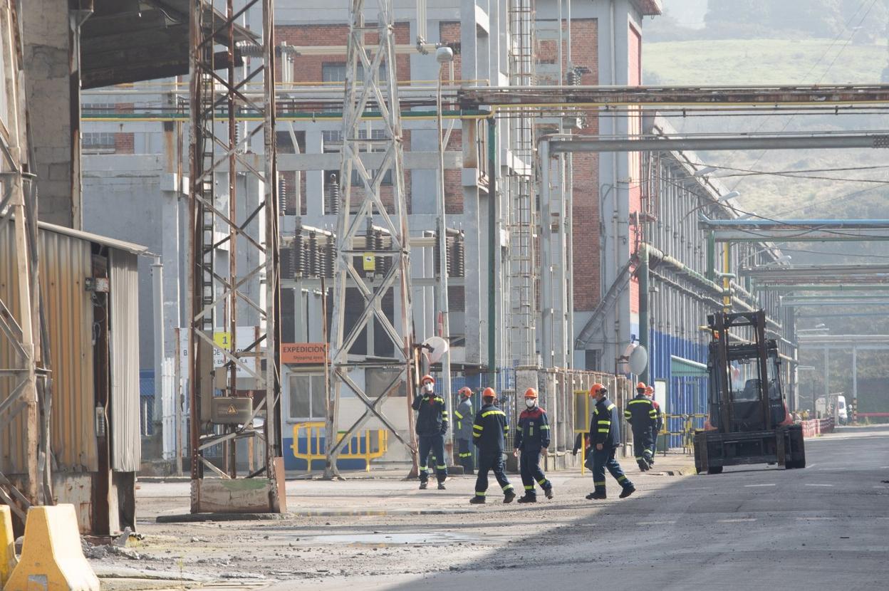 Trabajadores en las instalaciones avilesinas de Alu Ibérica. 