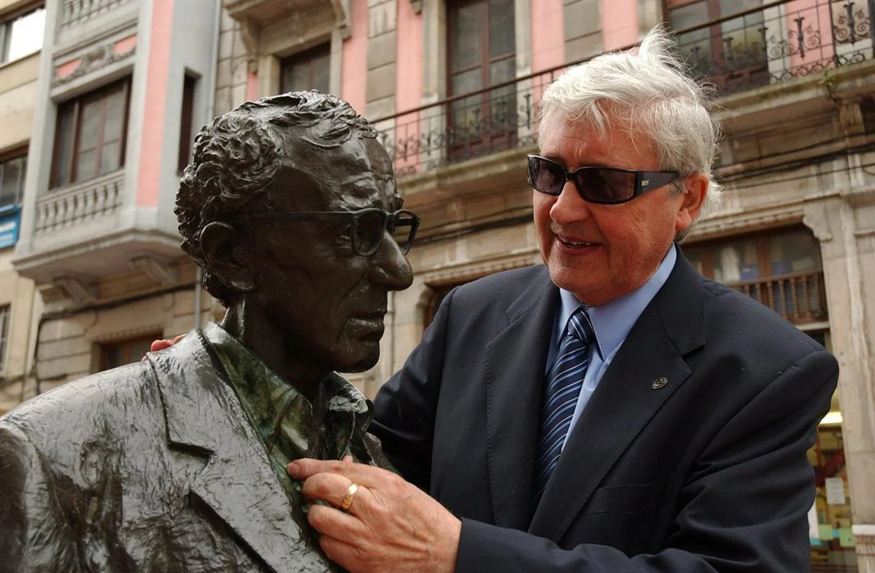 El artista atusa la camisa a su Woody Allen de bronce, en 2005, en Oviedo. 