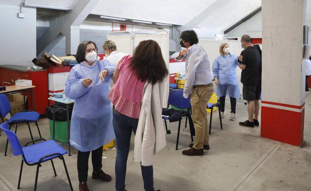 El Principado pide a los asturianos que «den prioridad a la vacunación» sobre las vacaciones