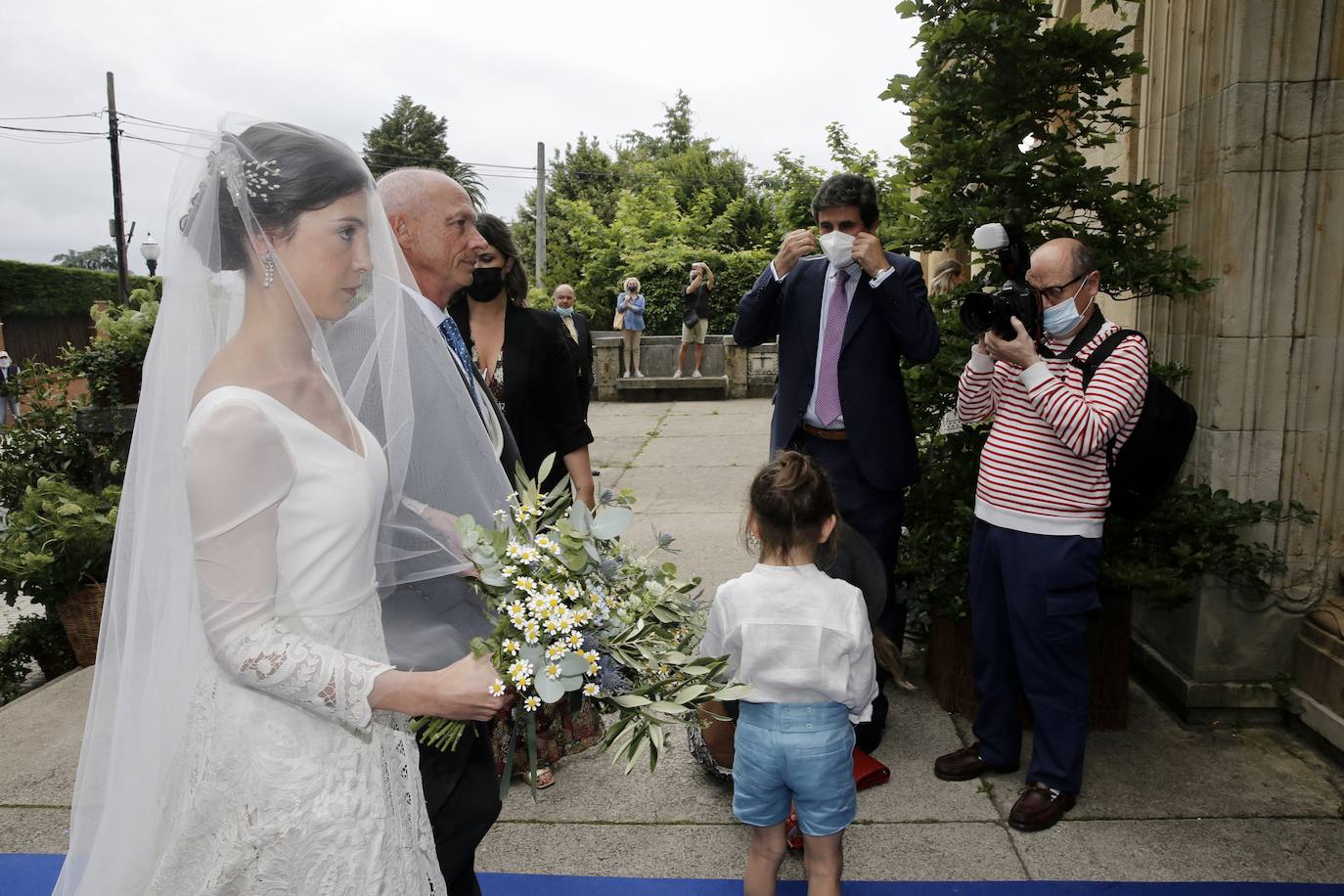 Marta Ortega y Carlos Torretta; Simoneta Gómez-Acebo; Inés Sastre; y Alonso Aznar, se encuentran entre los asistentes al enlace de Pedro Bravo y Carlota Pérez-Pla, que se ha celebrado este sábado en la iglesia parroquial San Julián de Somió