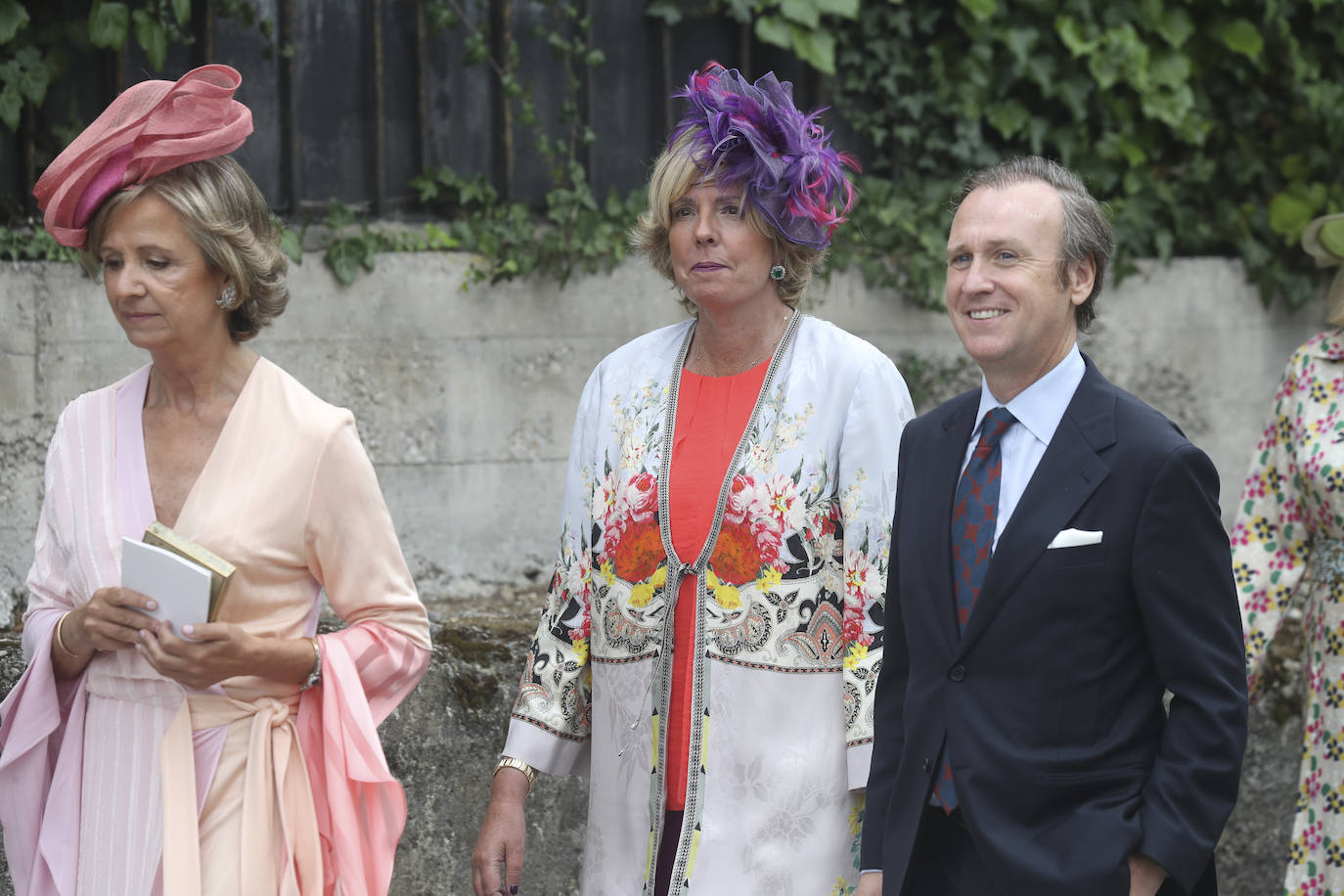 Marta Ortega y Carlos Torretta; Simoneta Gómez-Acebo; Inés Sastre; y Alonso Aznar, se encuentran entre los asistentes al enlace de Pedro Bravo y Carlota Pérez-Pla, que se ha celebrado este sábado en la iglesia parroquial San Julián de Somió