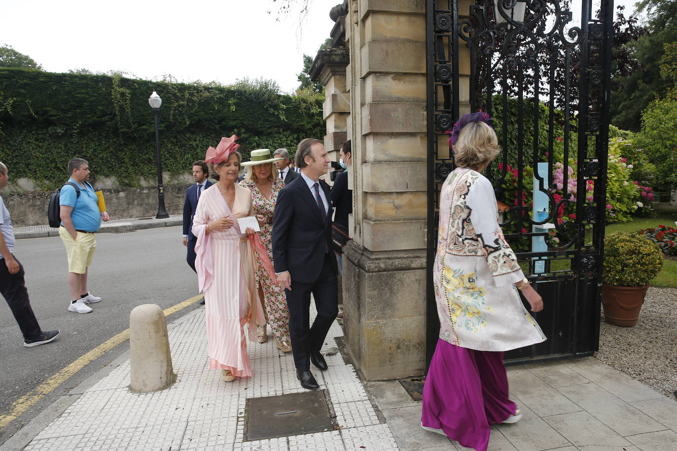 Marta Ortega y Carlos Torretta; Simoneta Gómez-Acebo; Inés Sastre; y Alonso Aznar, se encuentran entre los asistentes al enlace de Pedro Bravo y Carlota Pérez-Pla, que se ha celebrado este sábado en la iglesia parroquial San Julián de Somió