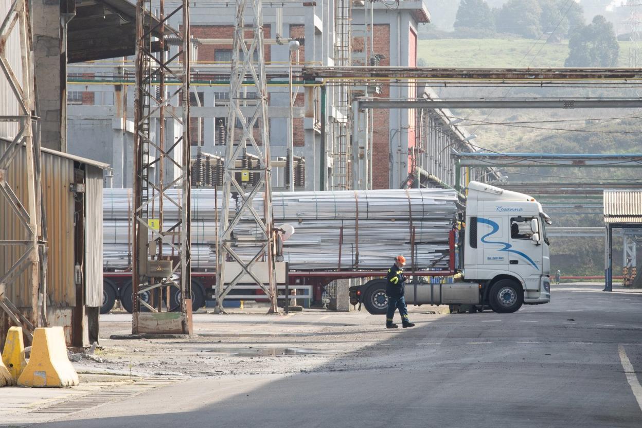 Un camión con material en las instalaciones de Alu Ibérica en San Balandrán. 