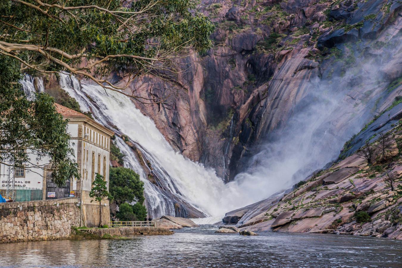 Cascada del Ézaro (A Coruña): A unos 700 m al este del núcleo de O Ézaro, encontrarás la cascada del río Xallas, también conocido como el río Ézaro. Unas bellas cascadas por las que el agua cae unos 80 m, encargándose de erosionar la roca del suelo, sobre la que verás un profundo hoyo. Un paisaje único que se encuentra dentro de los más visitados de Galicia sobre todo para los que quieran adentrarse en la Costa da Morte.