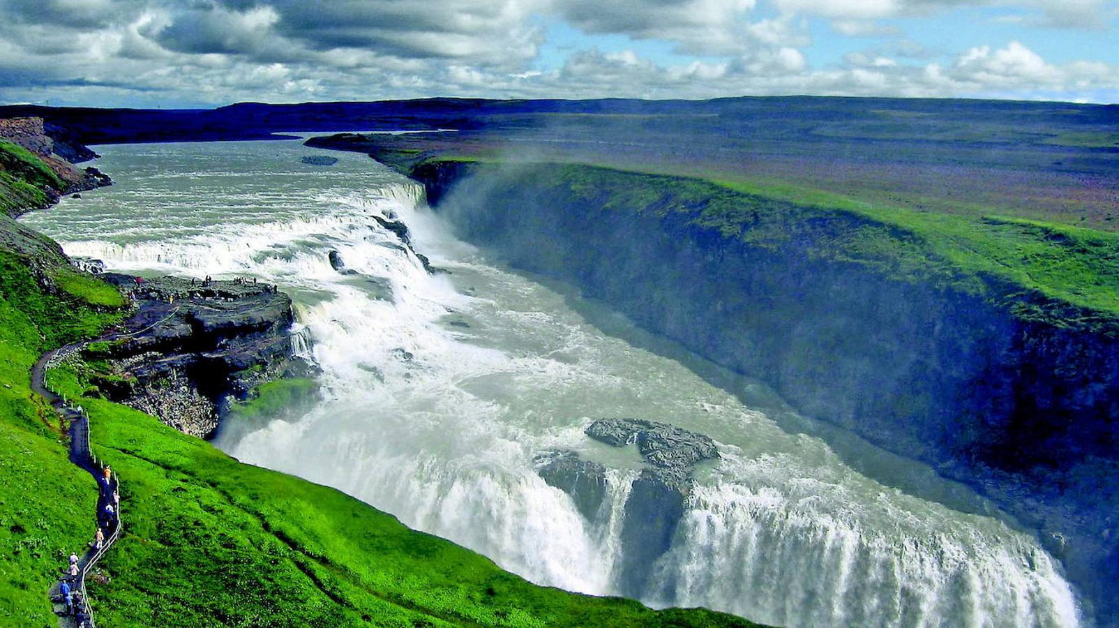 Gullfoss (Islandia): Es otra de las cataratas más conocidas de Islandia, pero también una de las más llamativas. ¿La razón? Se trata de una cascada doble de 31 metros de altura, que contrasta a la perfección con el impresionante paisaje que la rodea tanto en invierno como en verano.