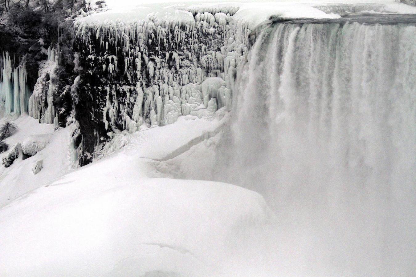 Cataratas del Niágara (Canadá y Estados Unidos): Las famosas Cataratas del Niágara son un conjunto de cascadas que encontrarás situadas en el río Niágar, en la zona noreste de América del Norte, en Canadá. Unas de las cataratas más impresionantes del mundo, que cuentan con una caída de 51 metros y por las que fluye el agua de cuatro de los cinco grandes lagos: Erie, Hurón, Michigan y Superior.