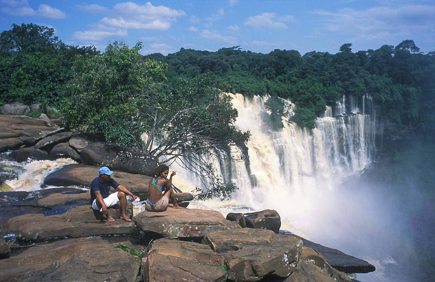 Cataratas Victoria (Zimbague y Zambia): Incluidas en la lista de monumentos naturales en 1989 por la Unesco, las Cataratas Victoria son otro de esos grandes saltos de agua más espectaculares del mundo. Su caudal es tan grande que solo es posible contemplarlas durante la estación seca, ya que en los primeros meses del año el caudal del Zambeze genera una nube de vapor que se mezcla con las columnas de agua.