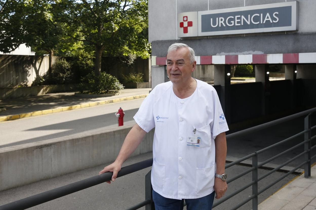 Herminio Martín, en el acceso al área de Urgencias del Hospital Universitario de Cabueñes. 