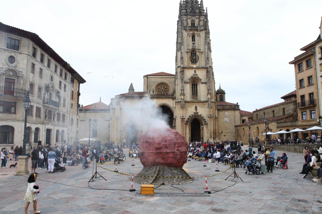 El meteorito 'caído' en la plaza de la Catedral donde llegaron tres extraterrestres.