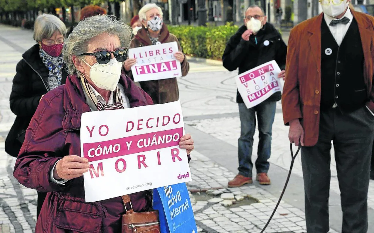 Concentración en Oviedo de partidarios de la aprobación de la Ley de Eutanasia. 