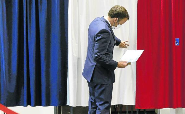 El presidente francés, Emmanuel Macron, este domingo en un colegio electoral para votar.