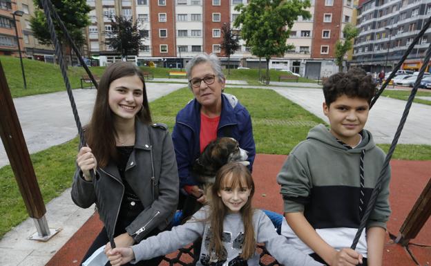 Maribel Magdalena, junto a sus nietos Iria, Adela y Alejandro, en el parque. 