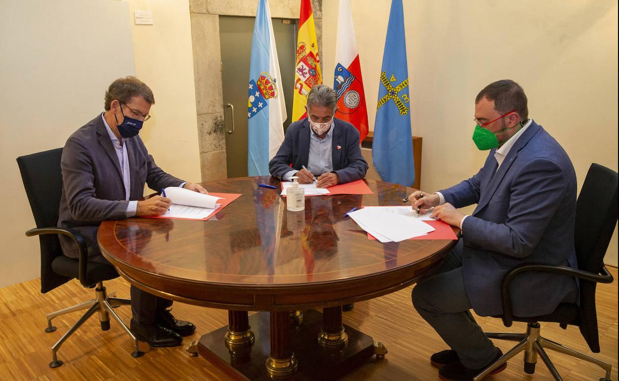 Los presidentes de Asturias, Cantabria y Galicia en el encuentro de Potes (Cantabria) el pasado viernes.