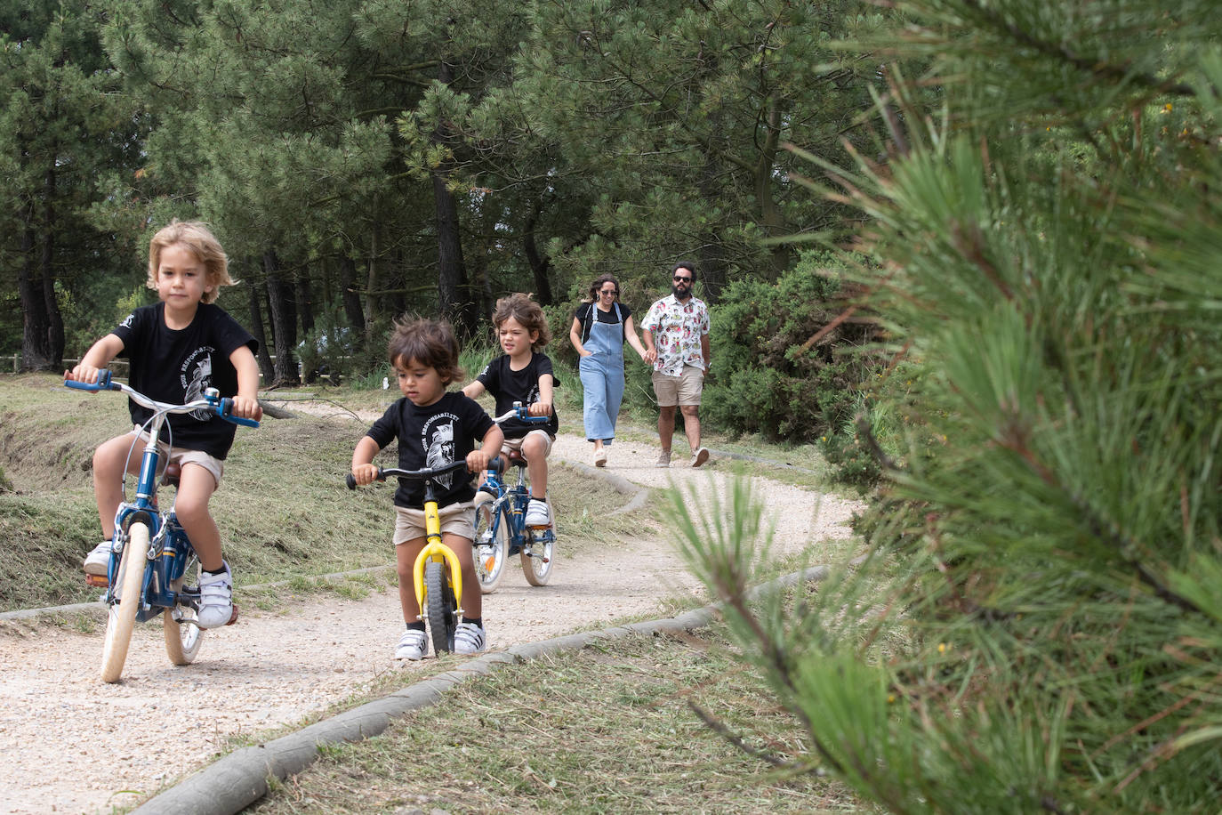 Andrea Castillo y Jesús Goyenechaa, con sus tres niños, Teo, Jon y Nel, van a aprovechar la naturaleza asturiana desde la costa hasta las montañas.