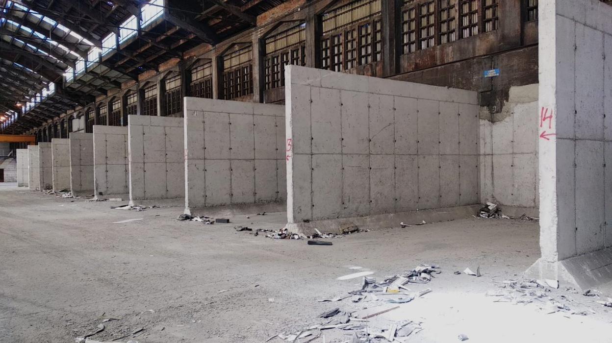 Boxes vacíos en las instalaciones de la planta de Alu Ibérica en Avilés. 