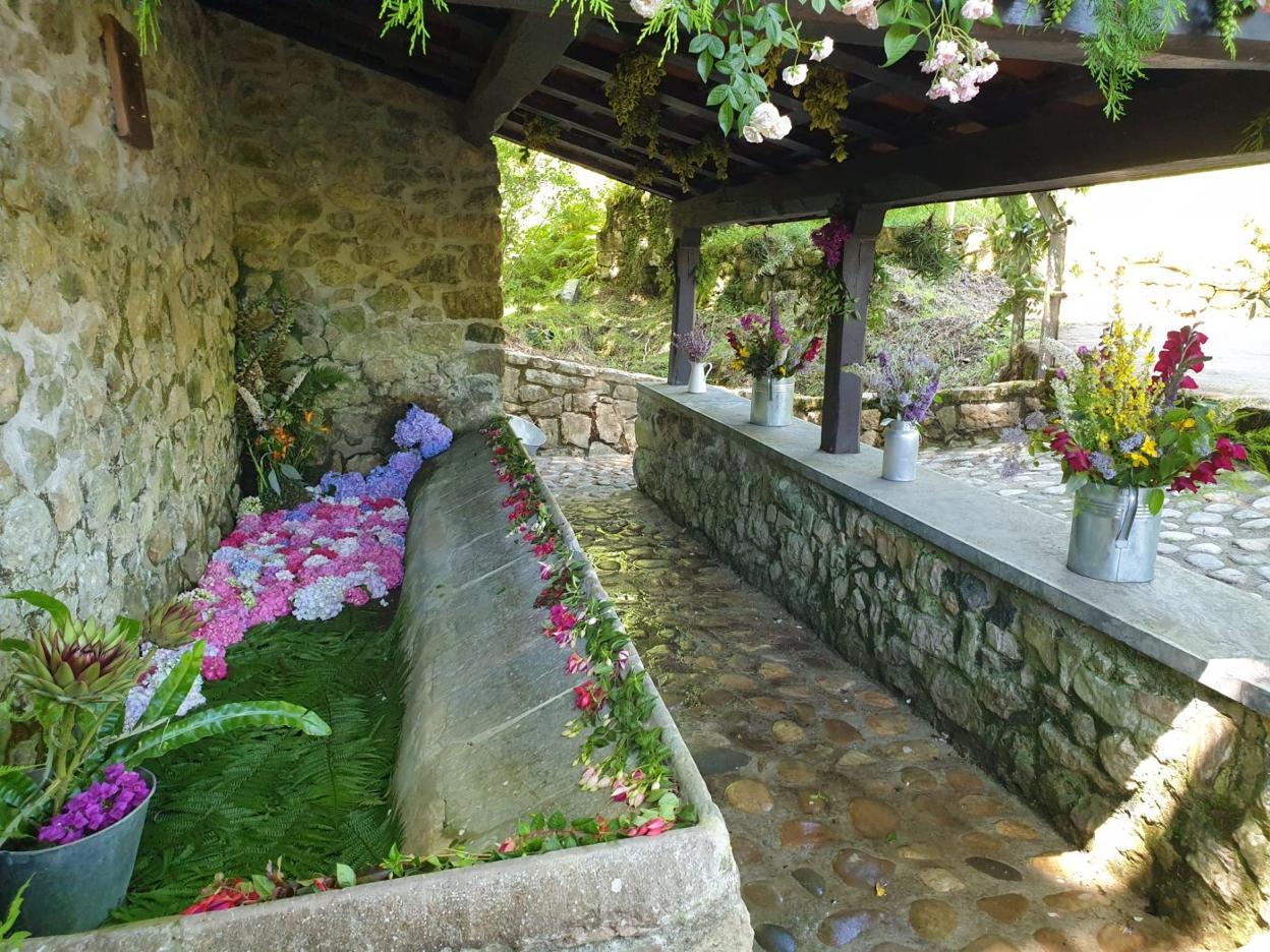 Fuente de Bodes, engalanada para San Juan. 