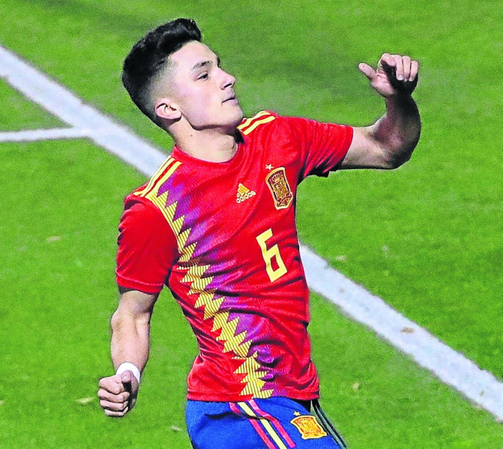 Manu García celebra su primer gol en competición oficial con la Selección Sub 21, tras una gran jugada personal frente a Macedonia del Norte. 