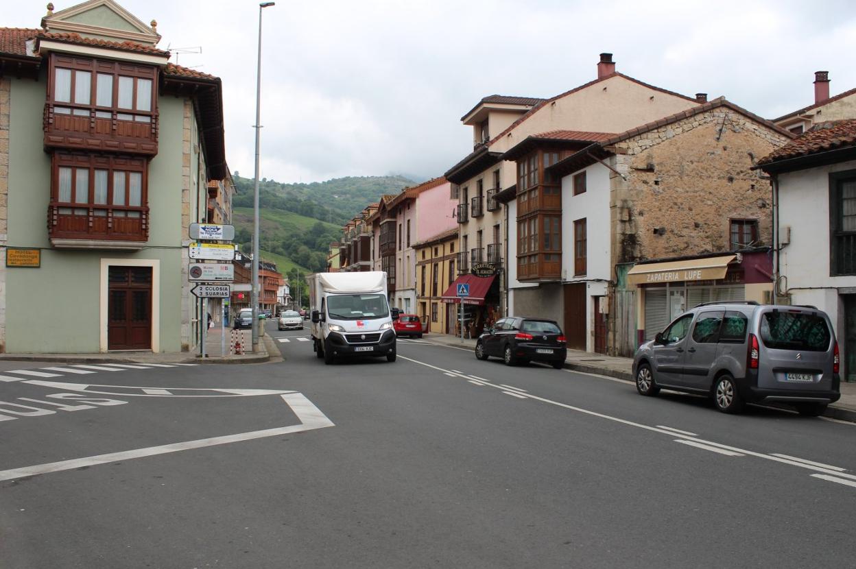 Paso de la N-621 por el tramo urbano de Panes, que el Ayuntamiento urge mejorar. 