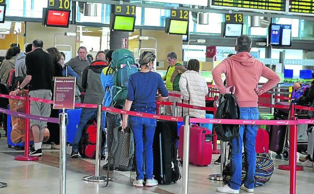 Viajeros en el aeropuerto de Tenerife