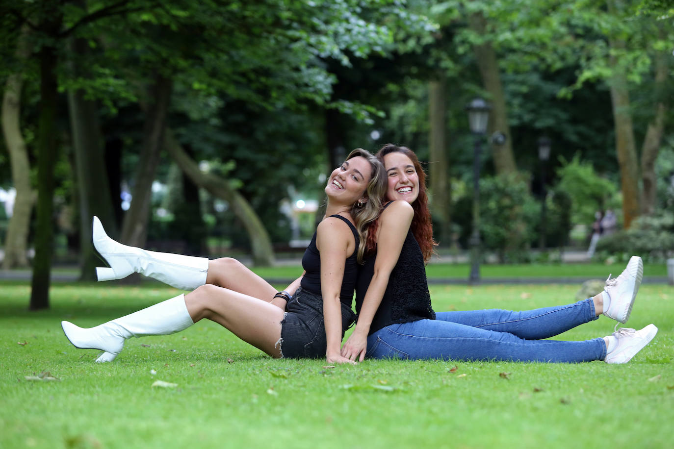 Ángela Álvarez y Alba Fombona, amigas, veinteañeras, echarán de menos las fiestas de prao, pero prometen llevarse la sidra y la música allá donde vayan en su segundo verano pandémico.