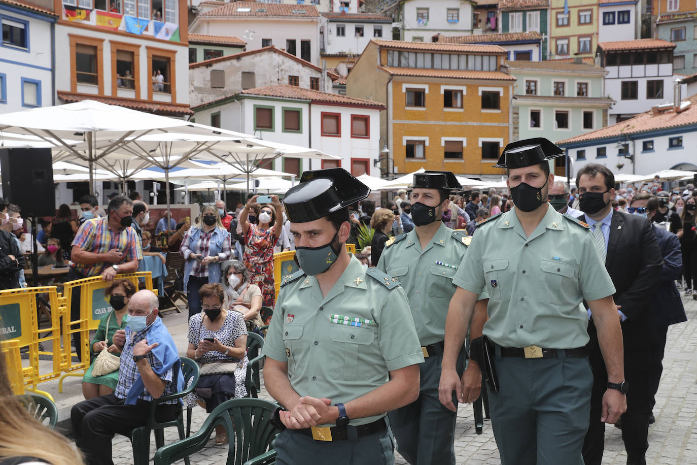 La política, la pesca, los cuadros de la Fundación Selgas, los problemas de los personajes del corazón... nada quedó fuera del tradicional sermón de Césareo Marqués, que siguieron cientos de personas. Había ganas de folixa.
