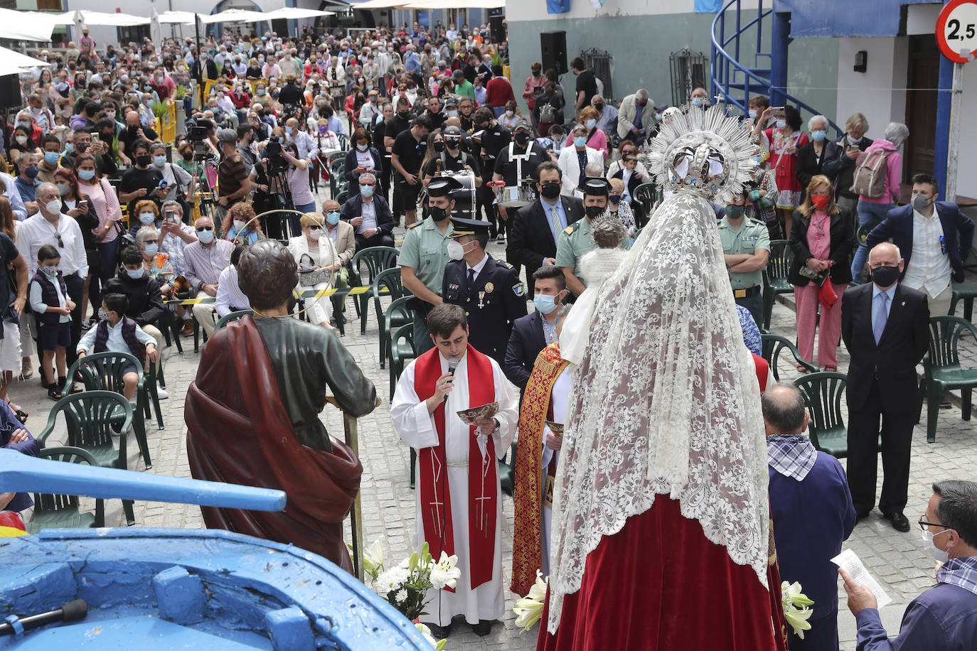 La política, la pesca, los cuadros de la Fundación Selgas, los problemas de los personajes del corazón... nada quedó fuera del tradicional sermón de Césareo Marqués, que siguieron cientos de personas. Había ganas de folixa.