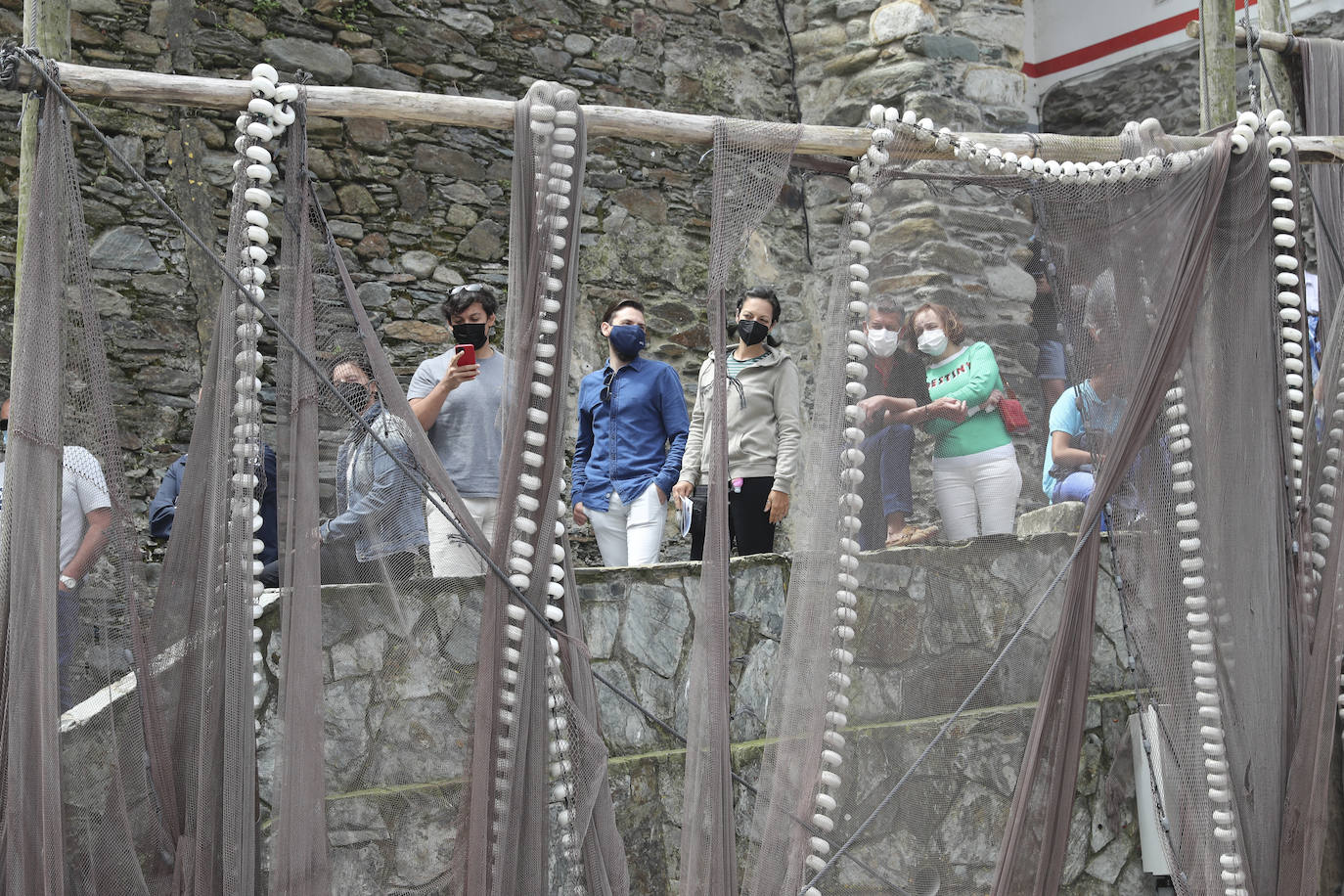 La política, la pesca, los cuadros de la Fundación Selgas, los problemas de los personajes del corazón... nada quedó fuera del tradicional sermón de Césareo Marqués, que siguieron cientos de personas. Había ganas de folixa.